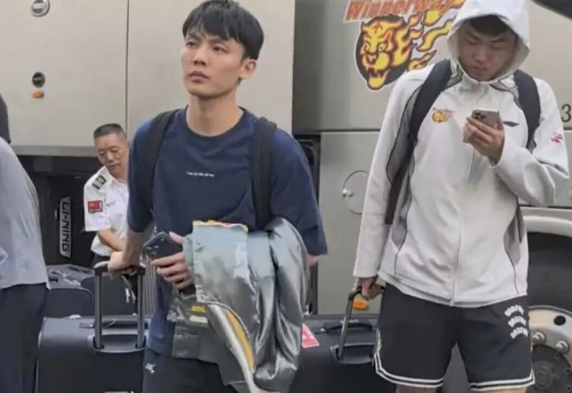 开云体育-广东男篮今日早报!主场球票遭遇哄抢,杜峰指导或主动变阵,徐昕入选中国男篮